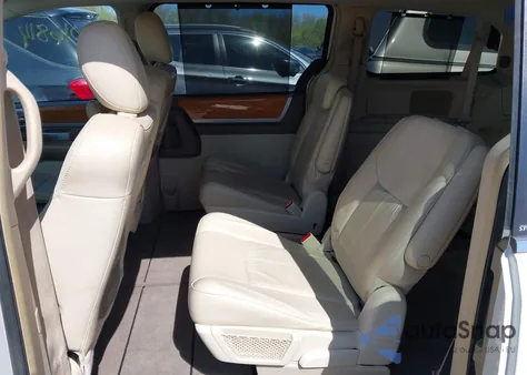 2010 Chrysler Town & Country Limited z USA, uszkodzony, nr VIN 2A4RR6DX2AR199206